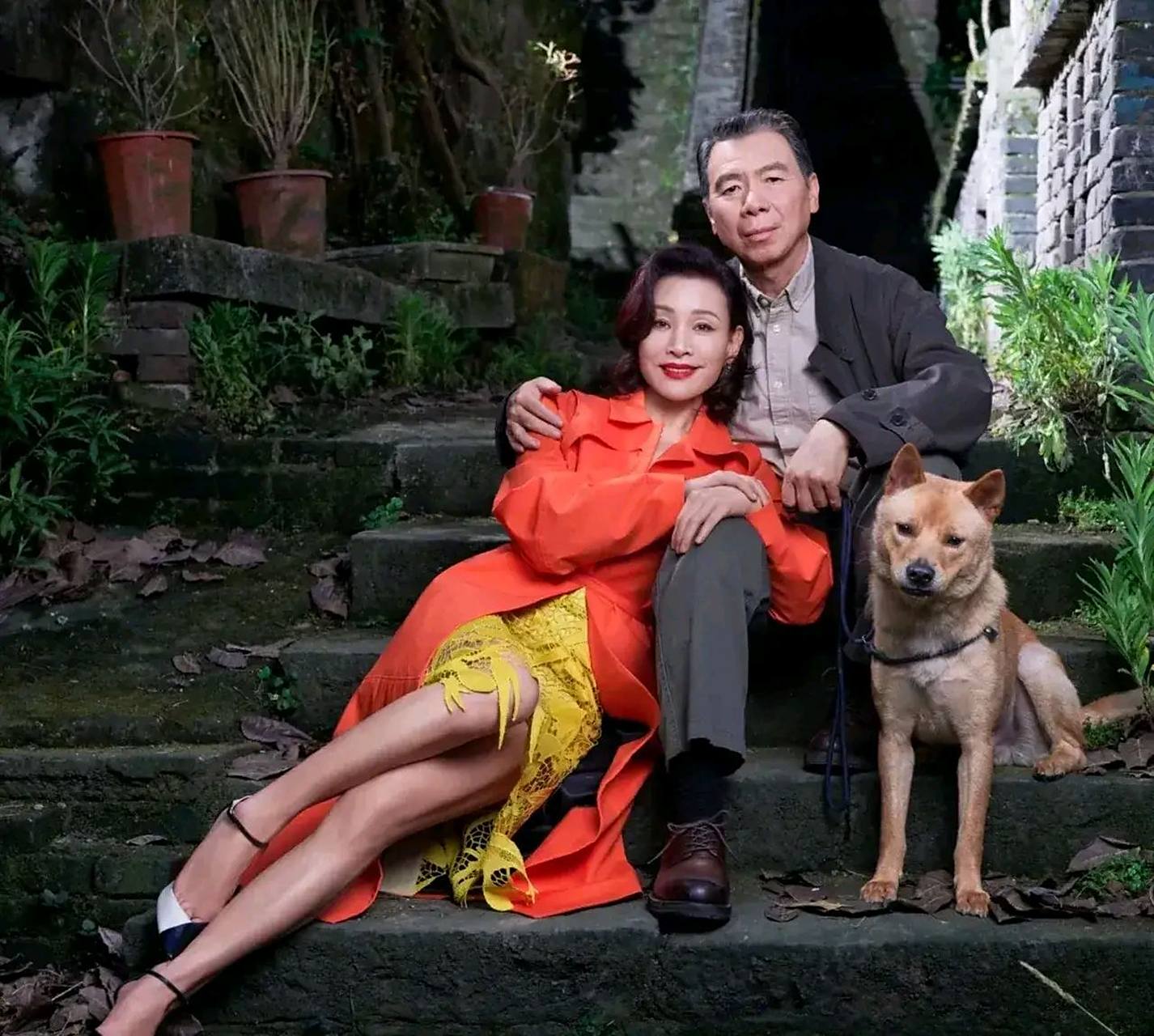 冯导轻轻的搂着陈冲的肩膀,一脸幸福的表情,陈冲顺势依偎在冯导肩上