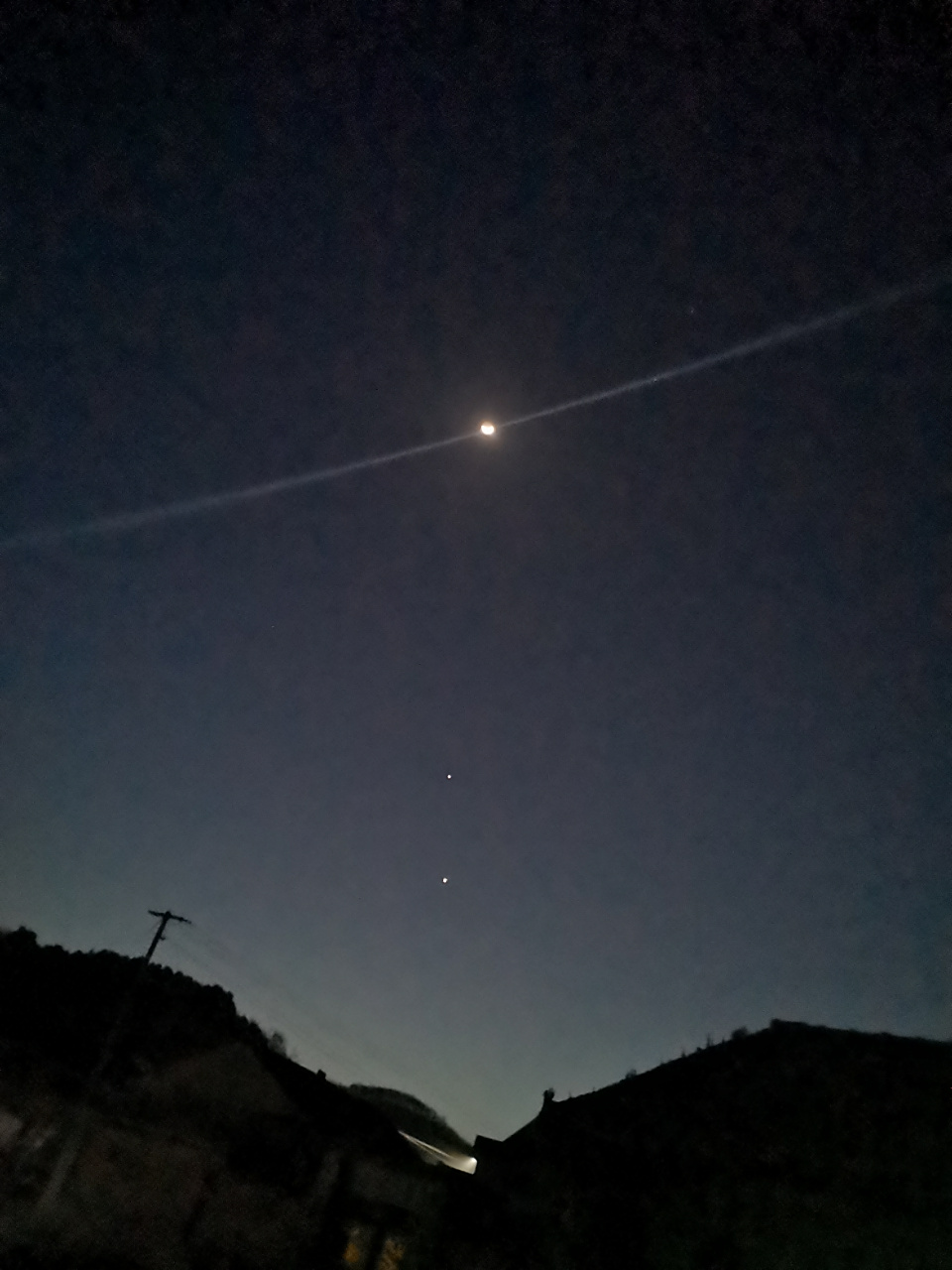 这两天晚上 天生异象 月亮和两颗星连成一条竖线 不知道是否有大事