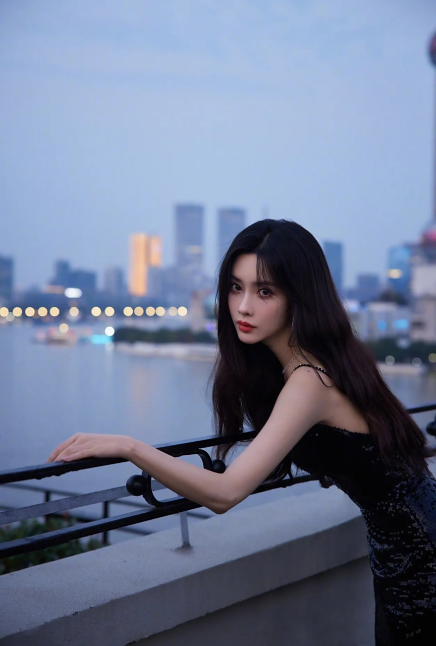 美女孟子义,亮片深v礼服,性感妩媚,让人沉醉.