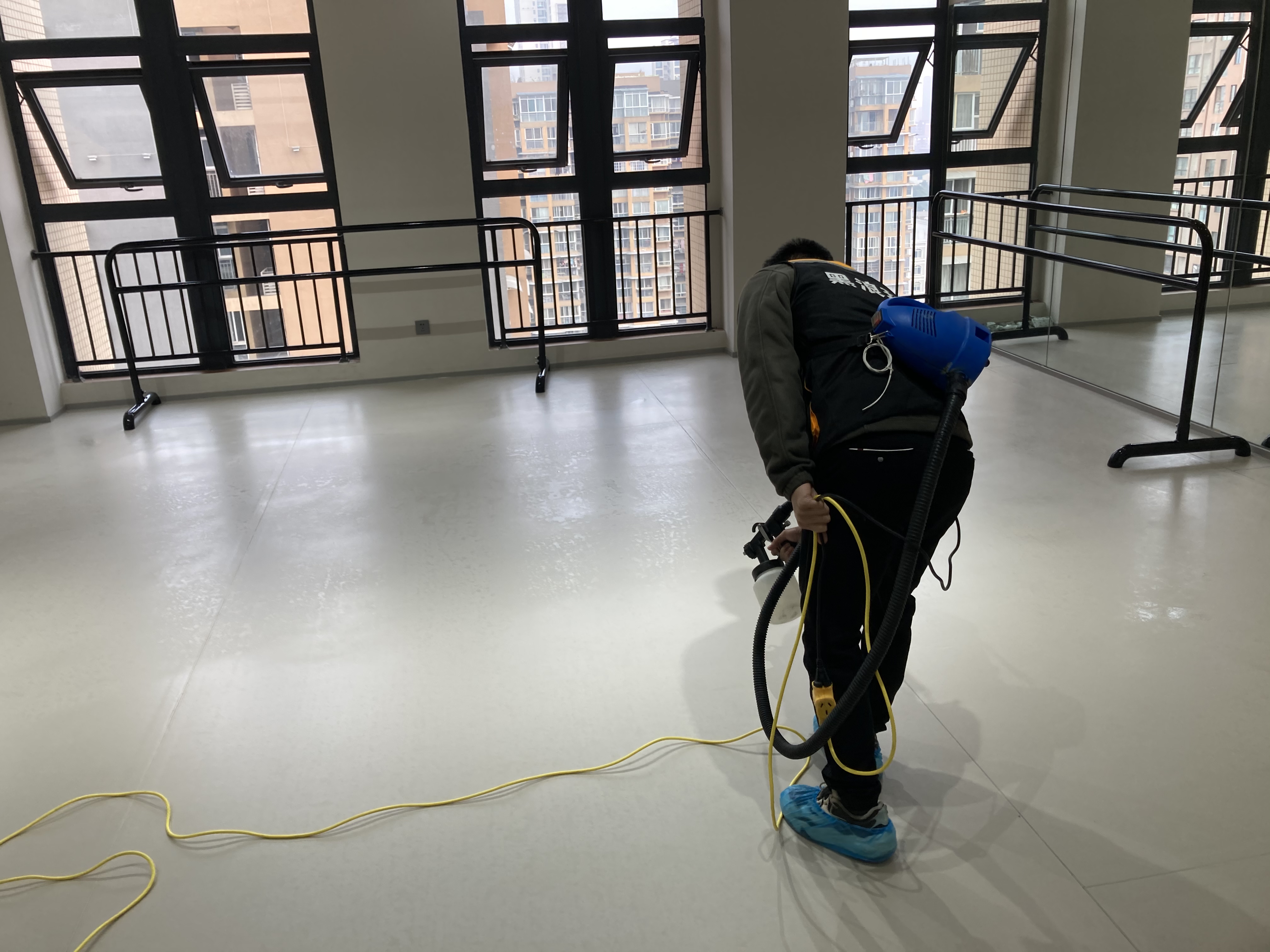 舞蹈培训室塑胶地板异味治理中