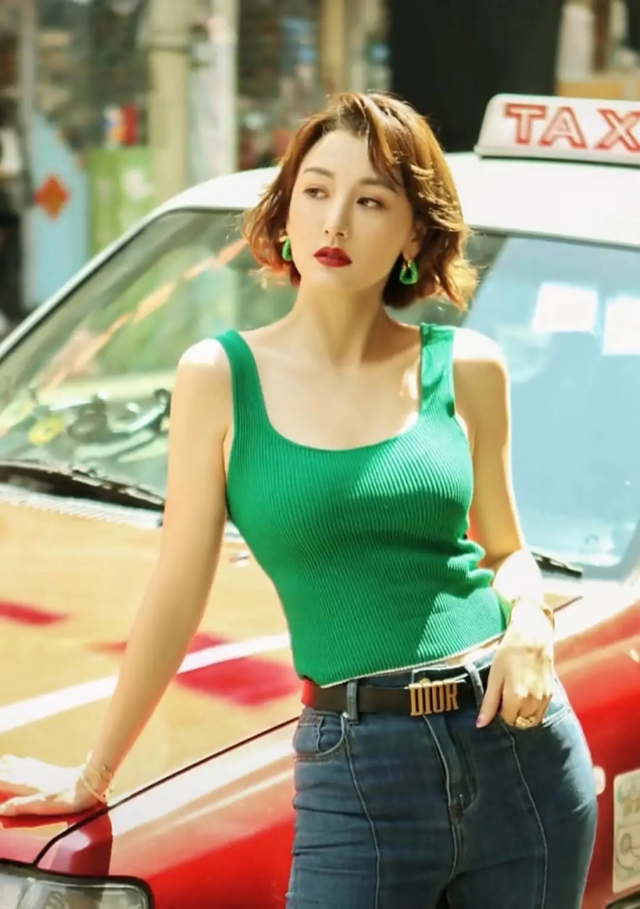 3月10日,江苏台主持一姐郭晓敏在社交平台上晒出挑战港风妆容的视频