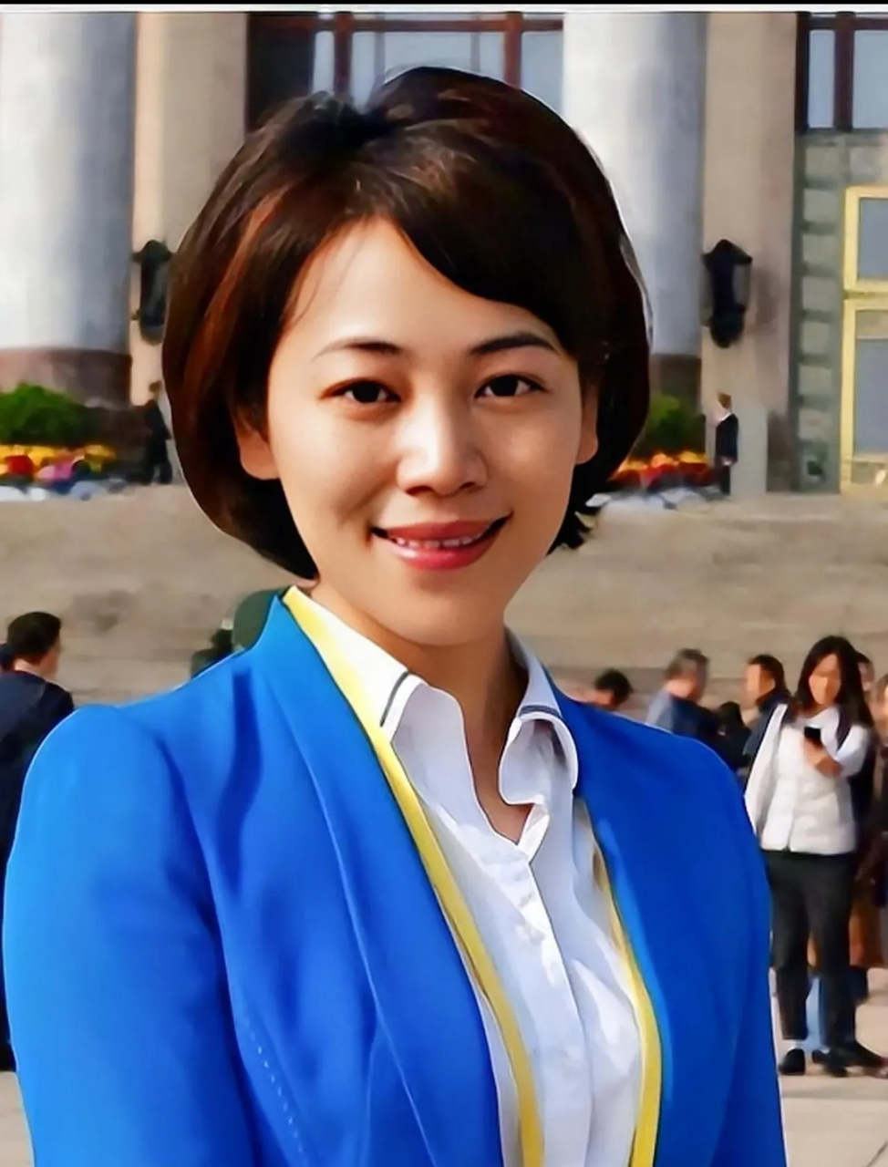 主持人劳春燕气质刚刚的