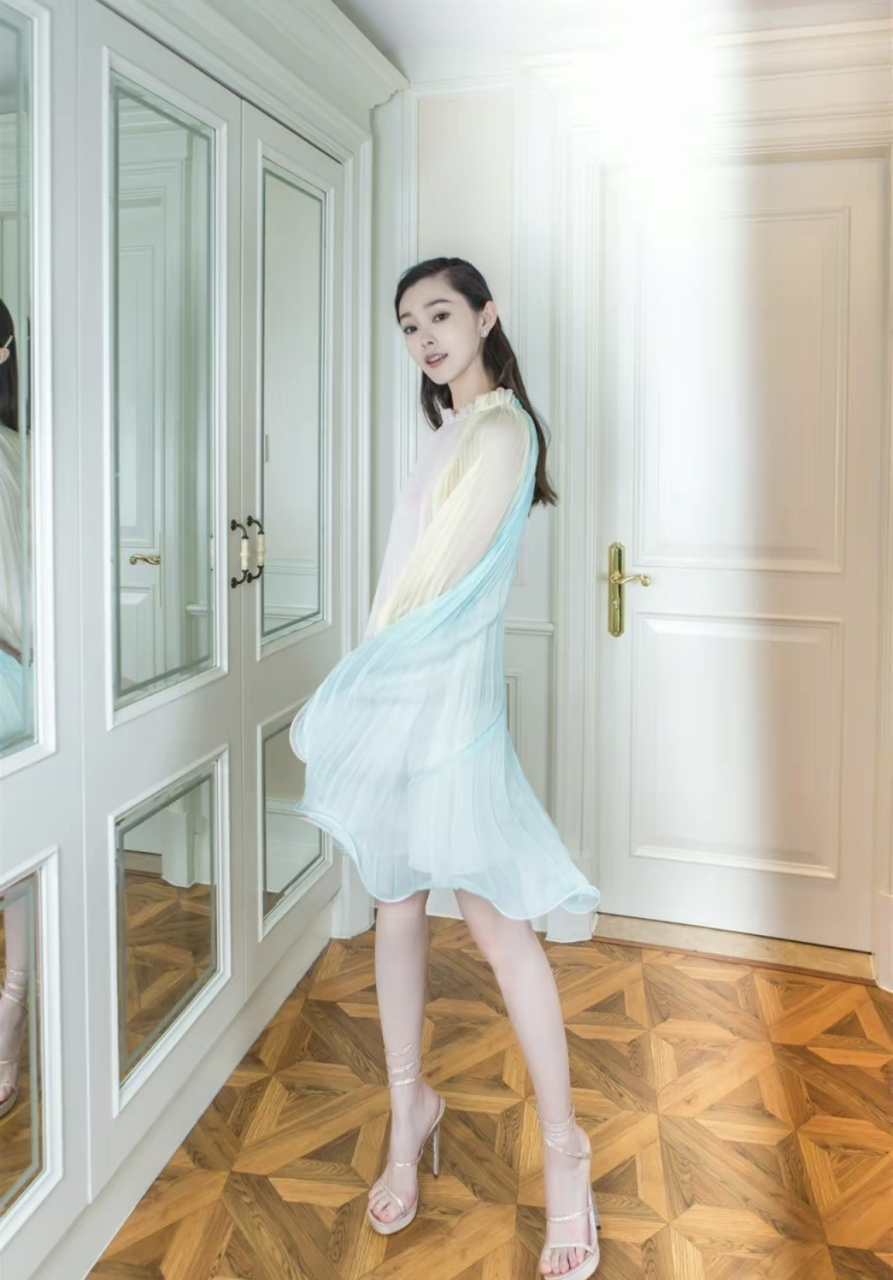 网友:宋轶惊艳写真,长裙短裙双双上阵,大长腿十分亮眼