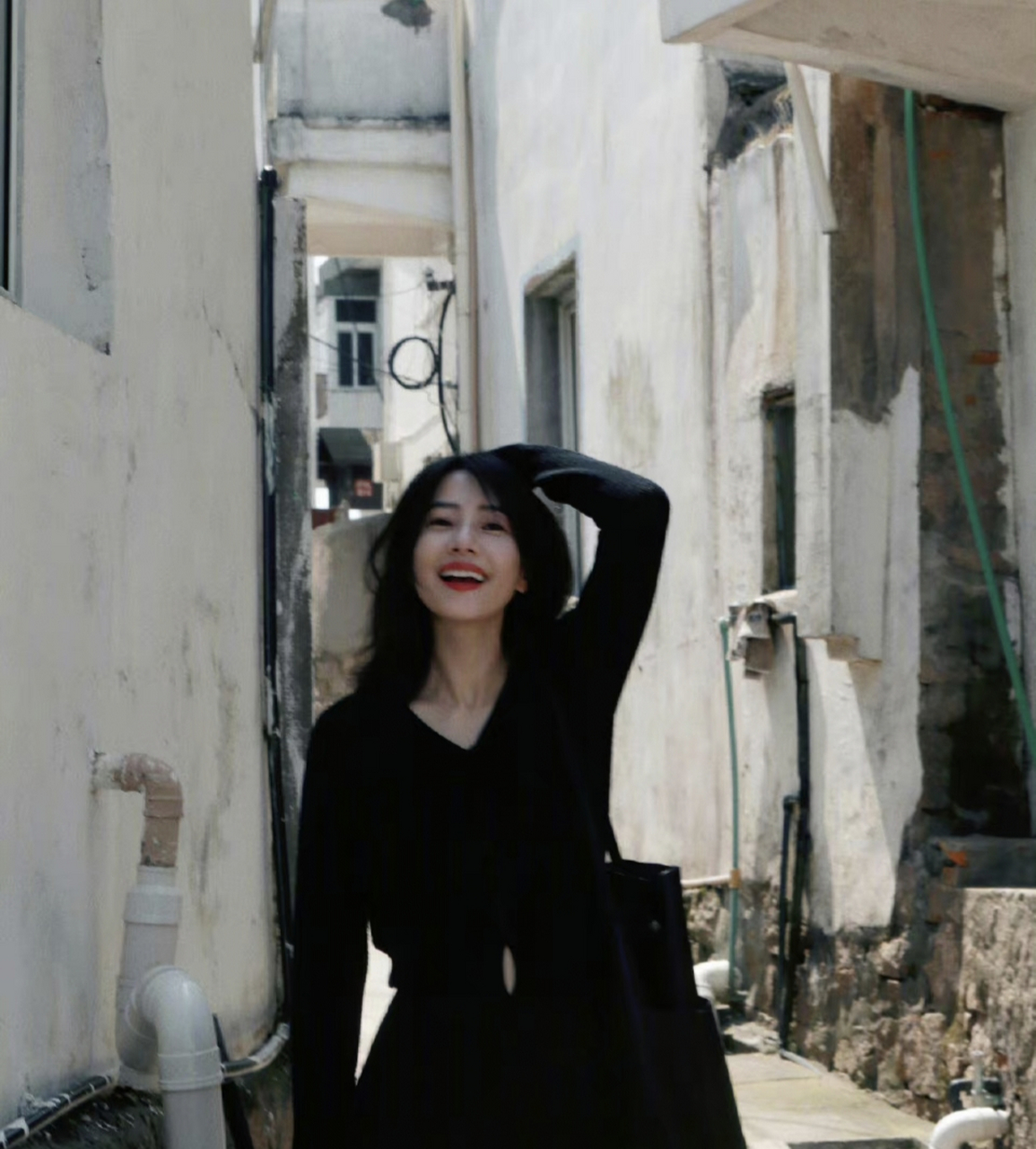 高圆圆最新巴黎旅行照…… 跟吃了不老丹似的,43岁了还是这状态,就很