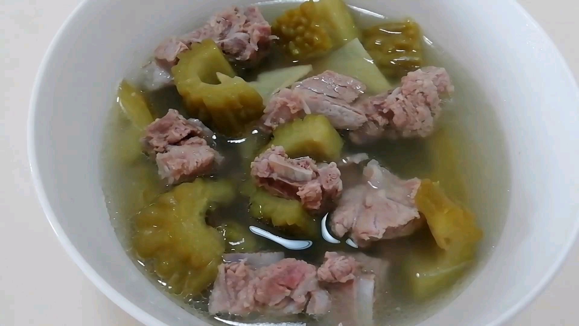 夏日清暑除热的苦瓜排骨汤,原汁原味