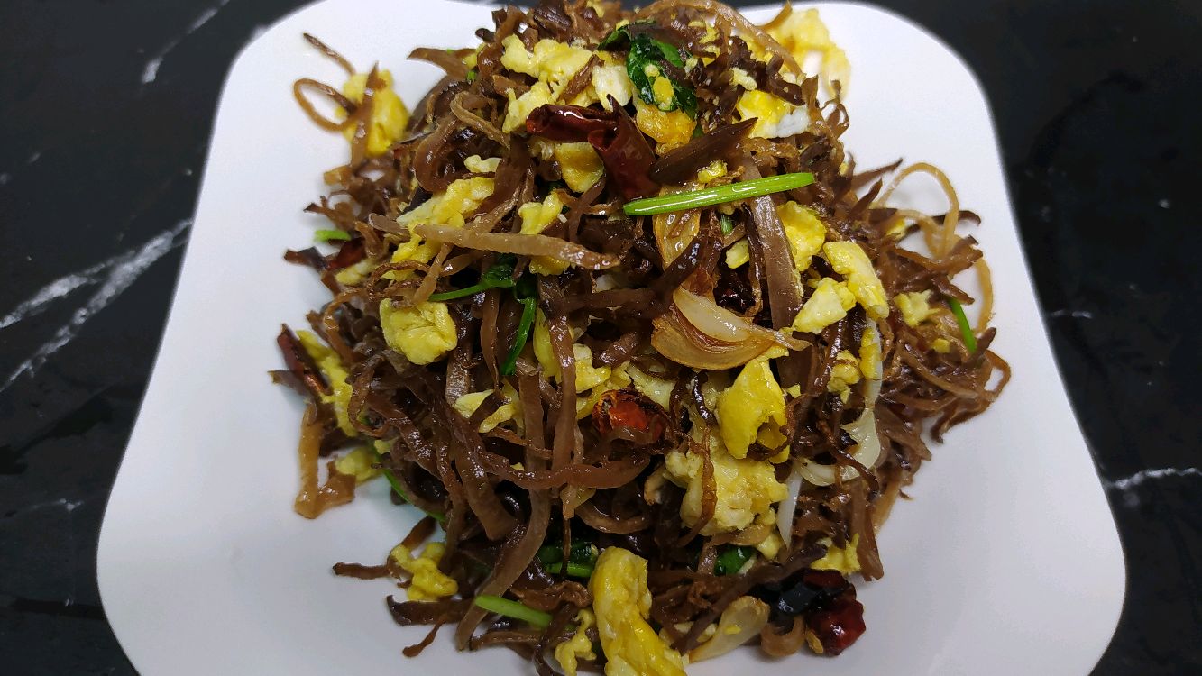 咸菜丝炒鸡蛋,过油炸,咸鲜适口,可以当菜吃!