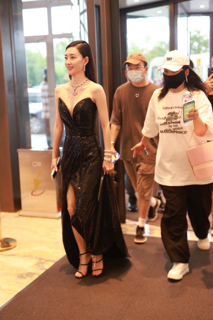 王丽坤散发迷人魅力,黑色低胸连衣裙展现性感魅力