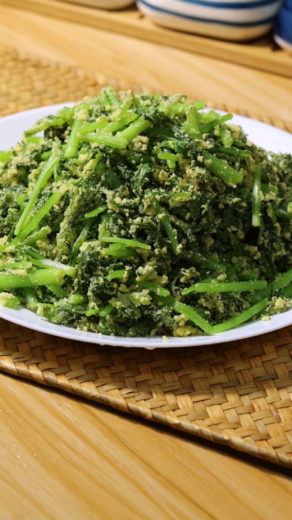 家乡特色美食茼蒿蒸菜,教你正确的做法,不沾连不成坨,松散好吃,配上