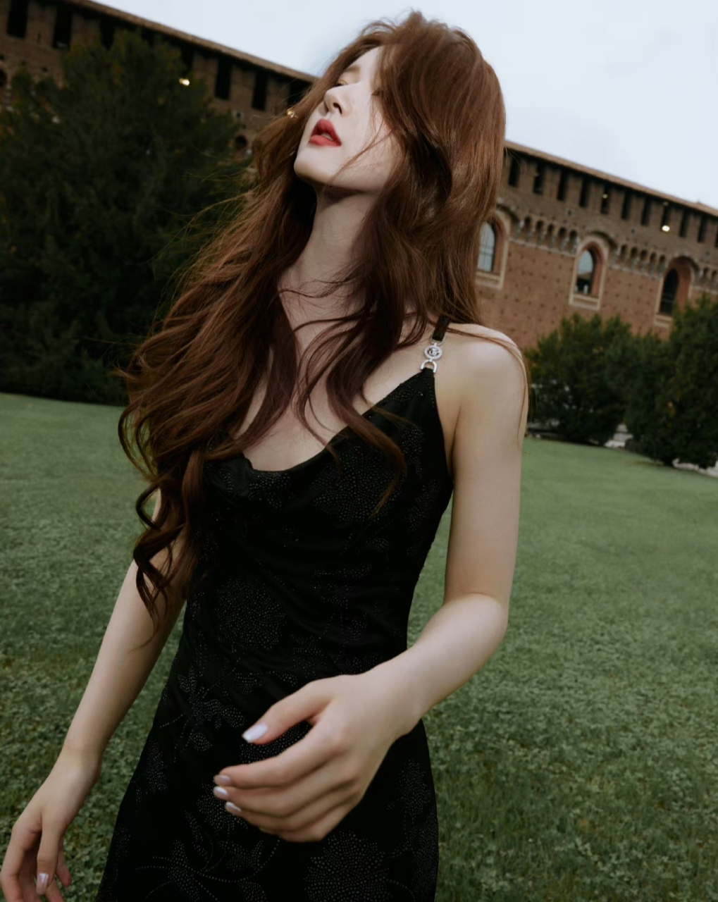 赵露思现身意大利庄园,新染的发色和黑色礼服非常搭调,口红色号也很