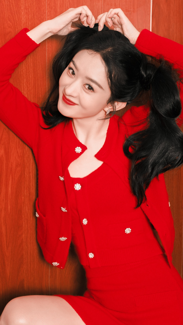 赵丽颖# 身穿大红色的短裙套装,搭配黑色高跟鞋和白色长筒袜,秀出