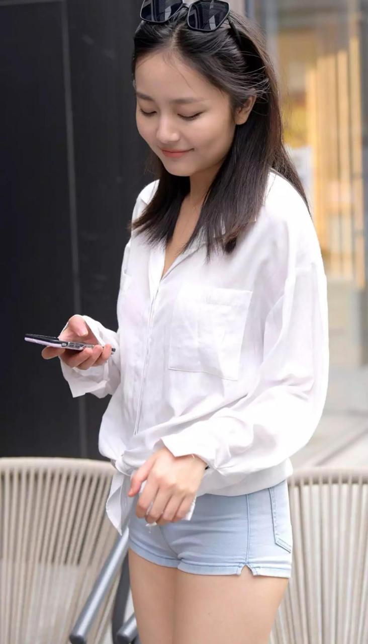 衬衫搭配牛仔热裤,展现出成熟女的性独特魅力.#悦己穿搭分享