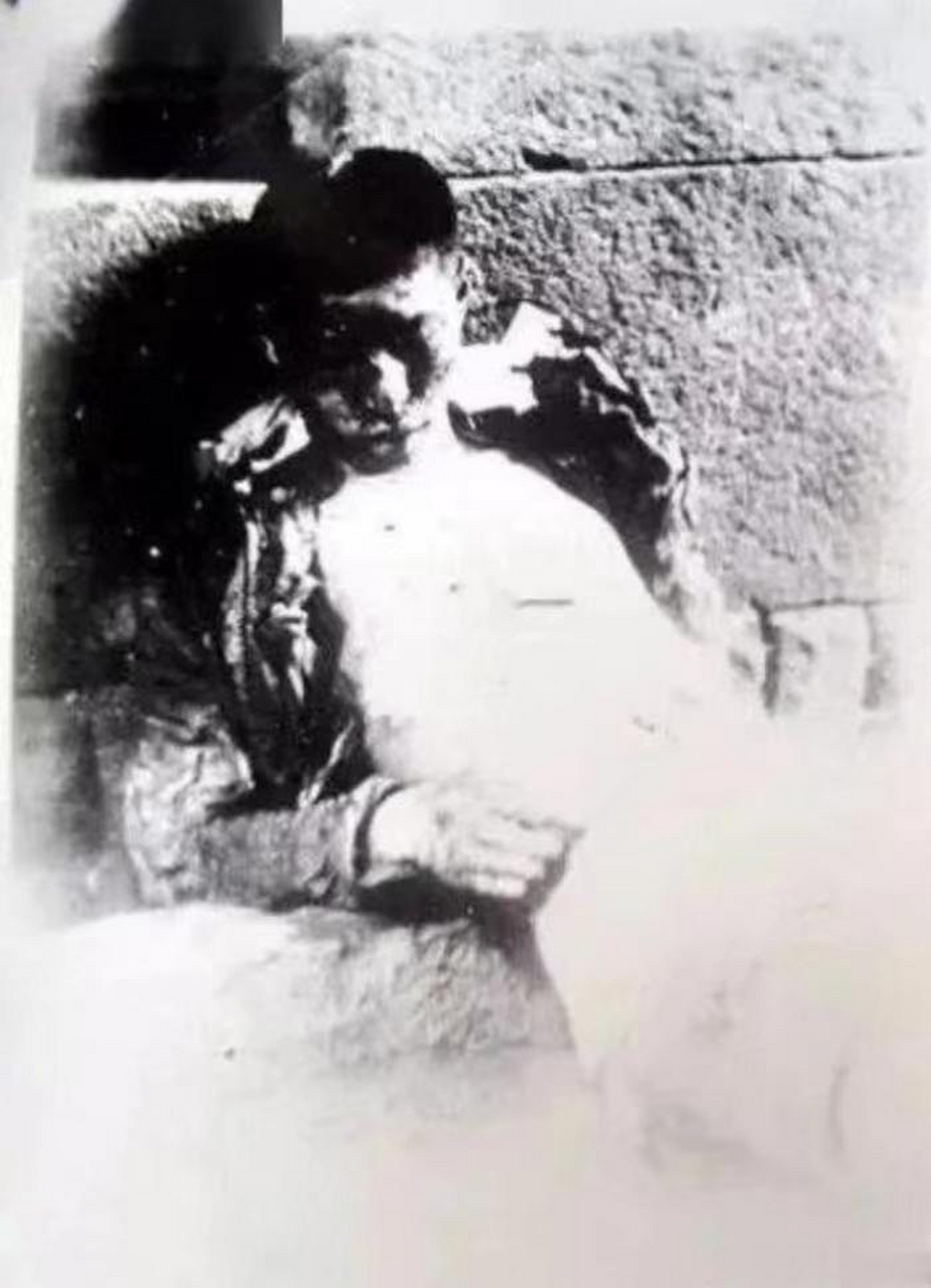 黄花岗七十二烈士方声洞牺牲时的情形,他半依靠在墙根,身上的弹洞隐约