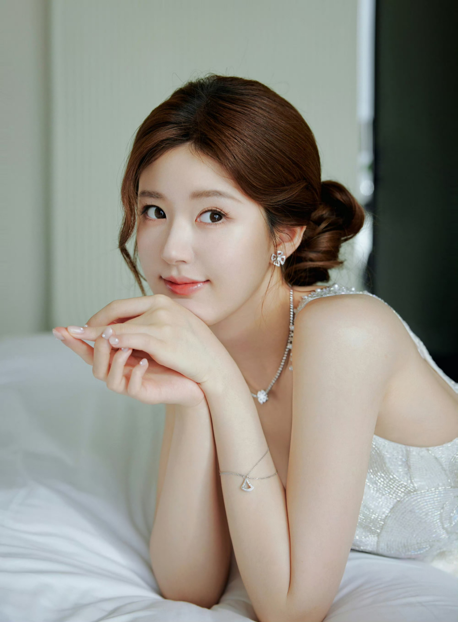 赵露思扎着丸子头身着白色吊带裙,看起来非常的软糯可爱.