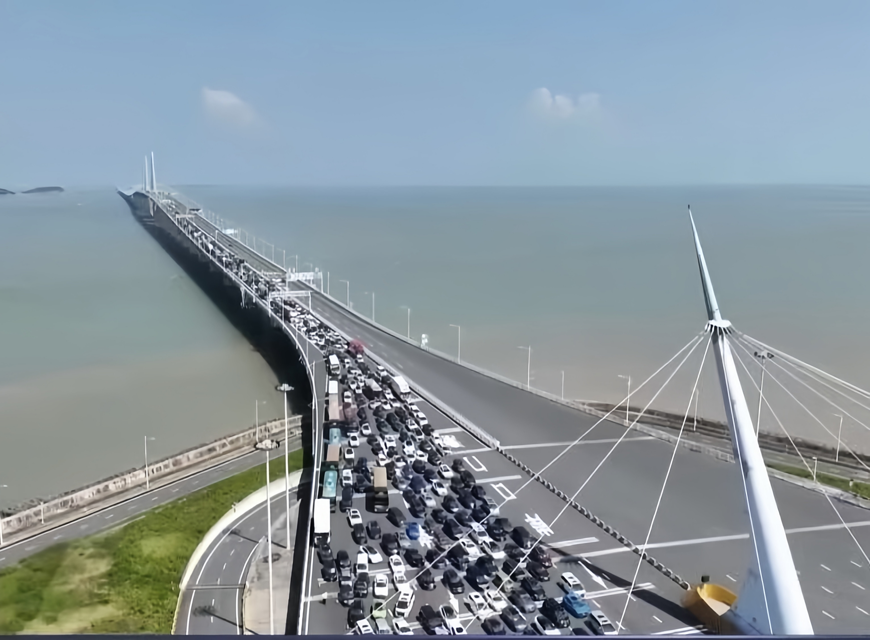 《侧颜杀》 港珠澳大桥,国庆假期单边堵车. 这算是"侧颜杀"吗?