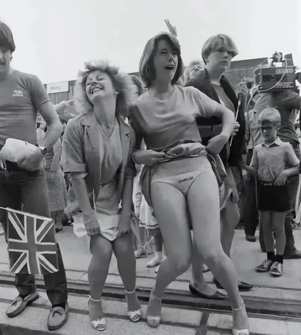 1982年,英国少女们掀开了自己的裙子,露出特制的内裤,内裤上面赫然写