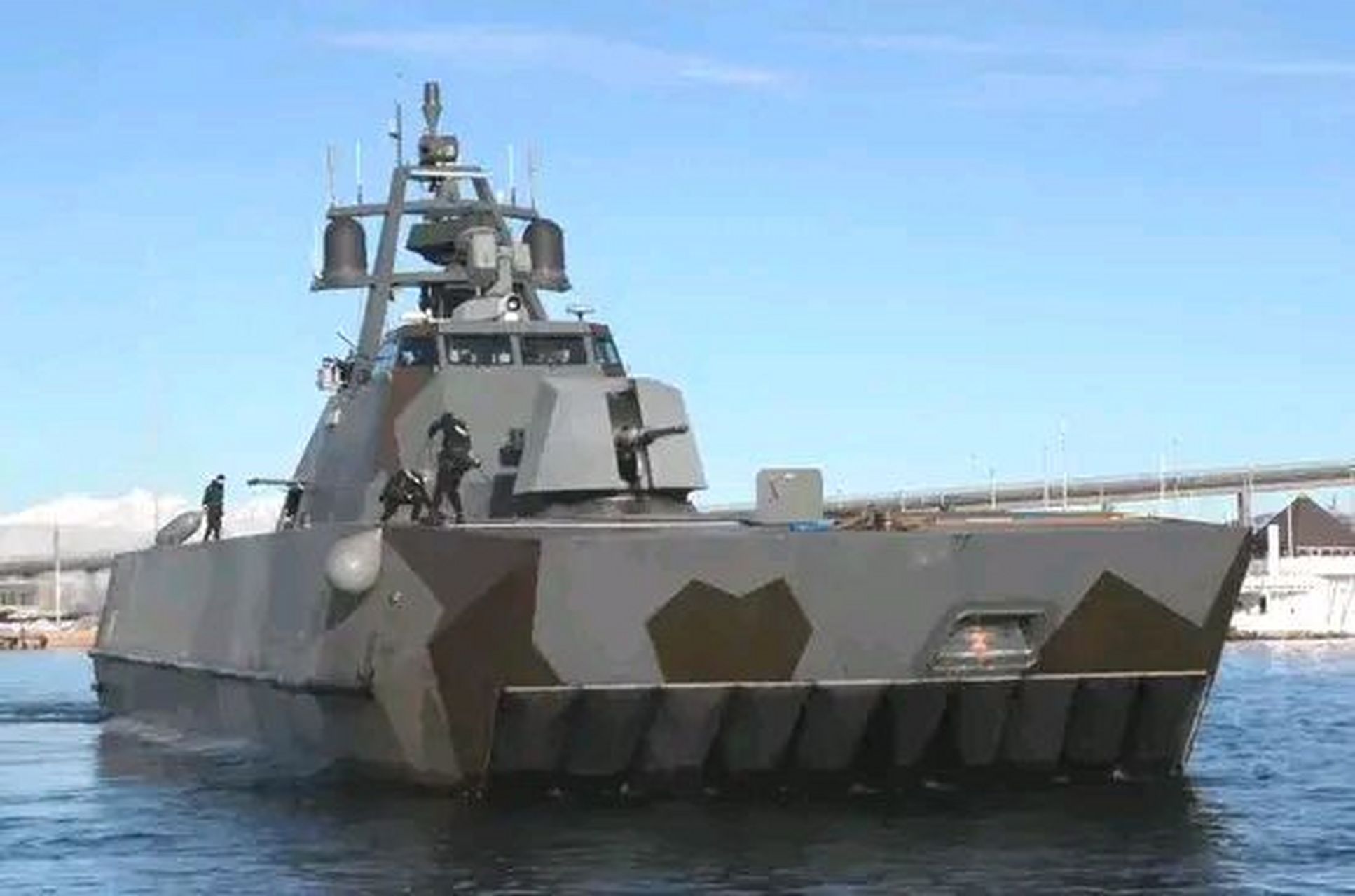 盾牌级是挪威新型隐身导弹艇,采用半气垫船,半双体船设计,满载排水量