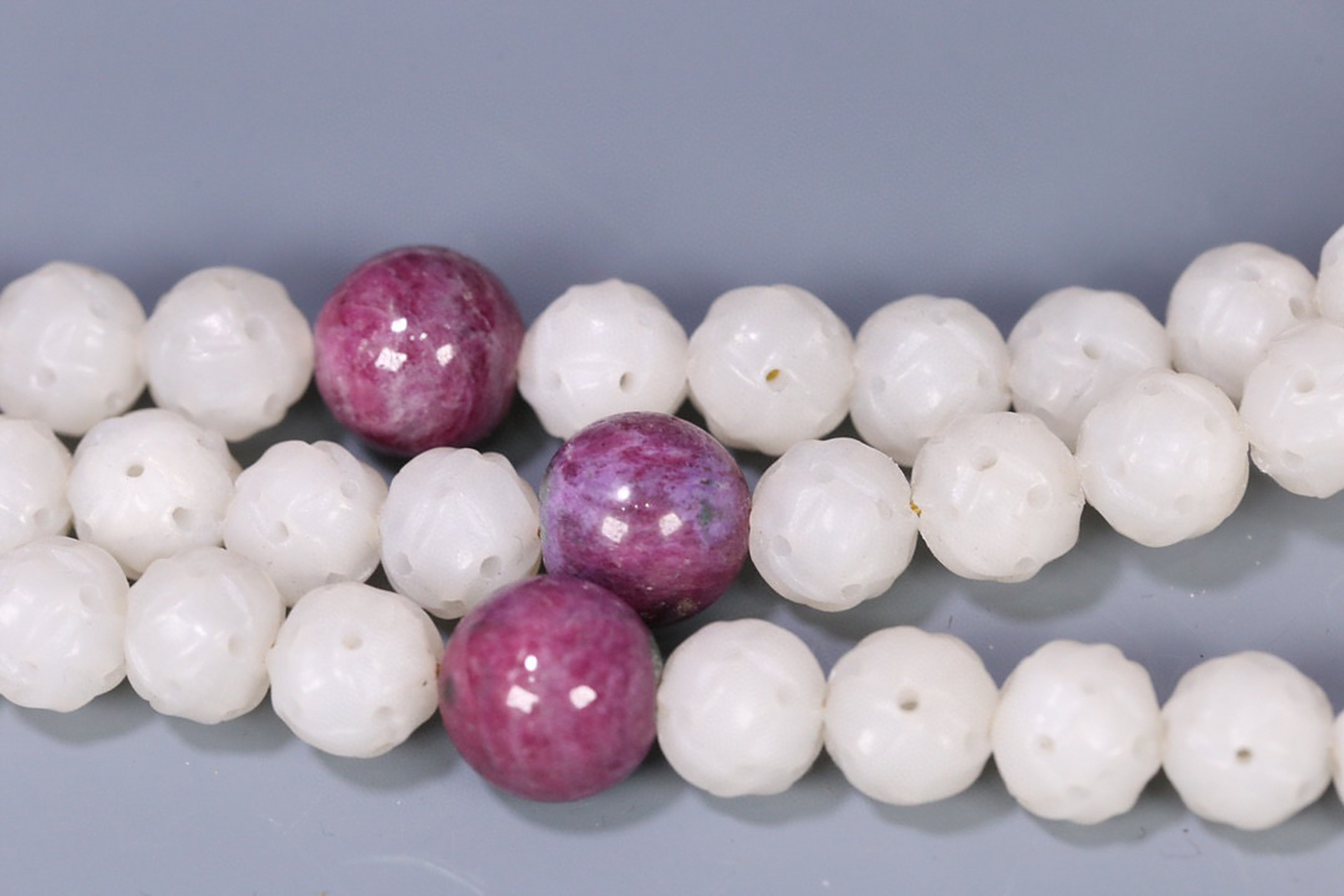 旧藏 清代 和田玉绳纹朝珠,十八子,玉马雕件一套.尺寸1.2厘米,玉马5.