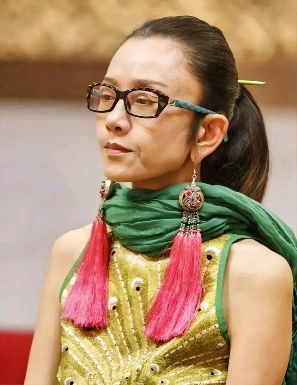 杨丽萍的素颜其实还好,正常人都这样.