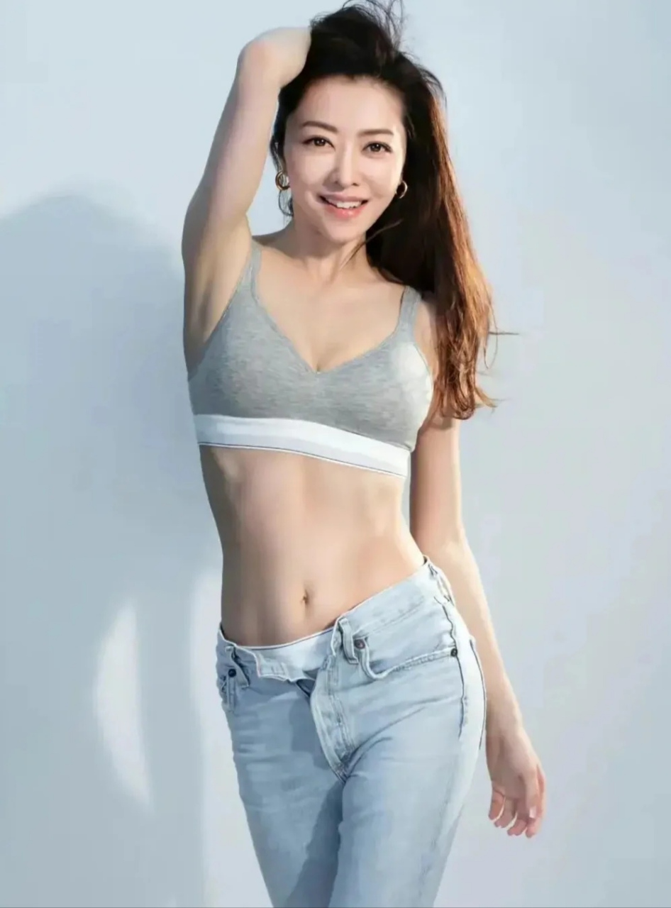 熊黛林~人鱼线比性感运动内衣更抢眼!