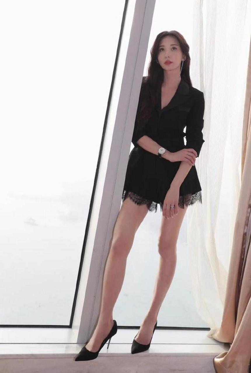 林志玲有多大胆?裙子直接开叉到大腿根!