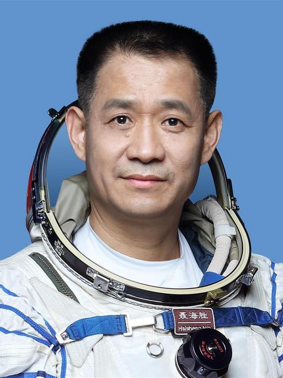 被授予少将军衔的八位英雄航天员: 1,杨利伟(中国首飞太空第一人) 2