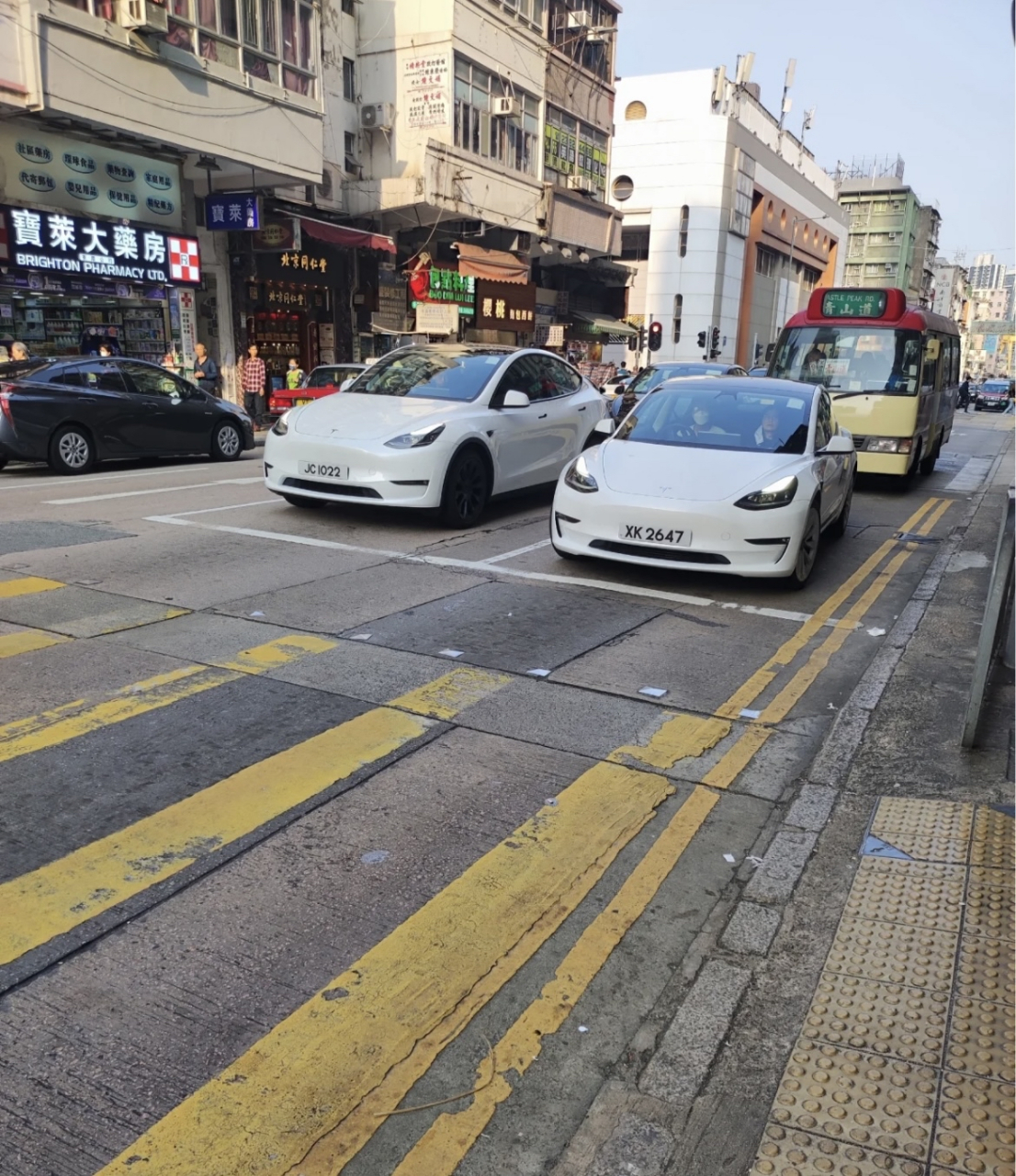 香港街頭的特斯拉 覺得特斯拉上香港車牌,高級感不少,我們這邊上個