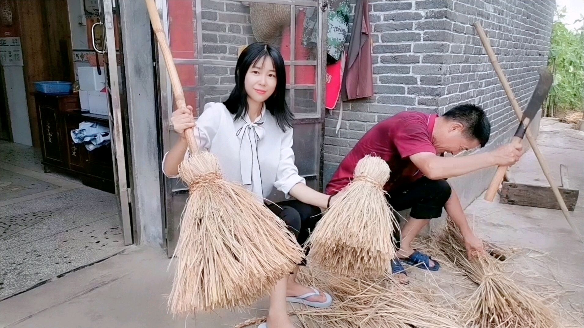 快要割谷子了,老爸用稻草做好3个扫把,这种稻草扫把你用过吗?