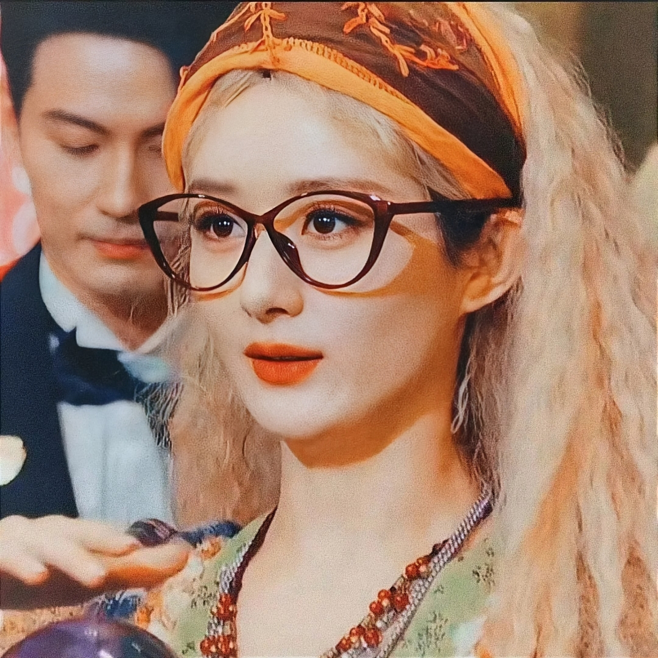 赵丽颖金色羊毛卷造型甜美可爱#明星的那些神图# #惊艳瞬间# #娱乐