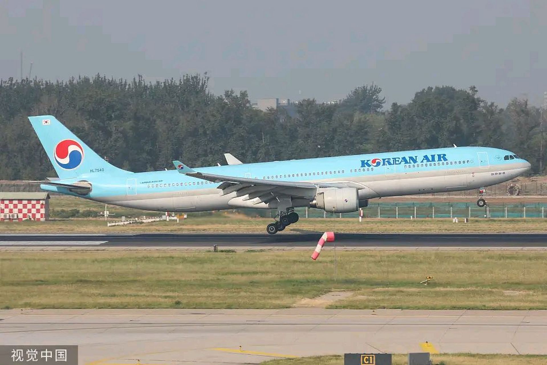 韩媒:韩国航空公司暂停部分中韩航班  中韩关系因韩国跟美国太紧,在