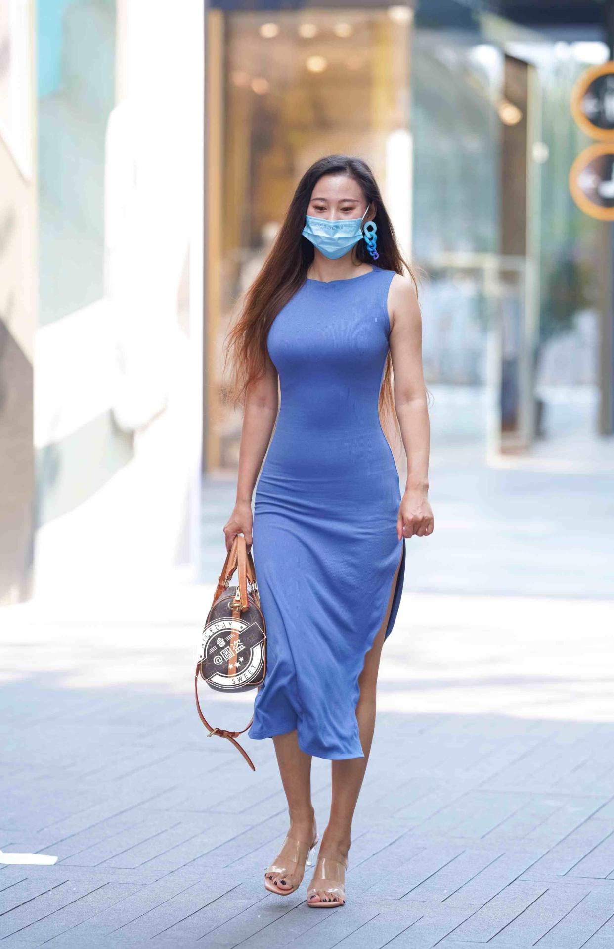 丰润紧致的包臀裙美女,秀出了俏丽大方的美,还有气质