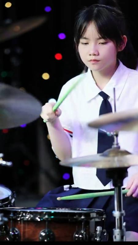 小鼓手妞妞架子鼓演奏粤语经典(黑街)太带感了!-度小视
