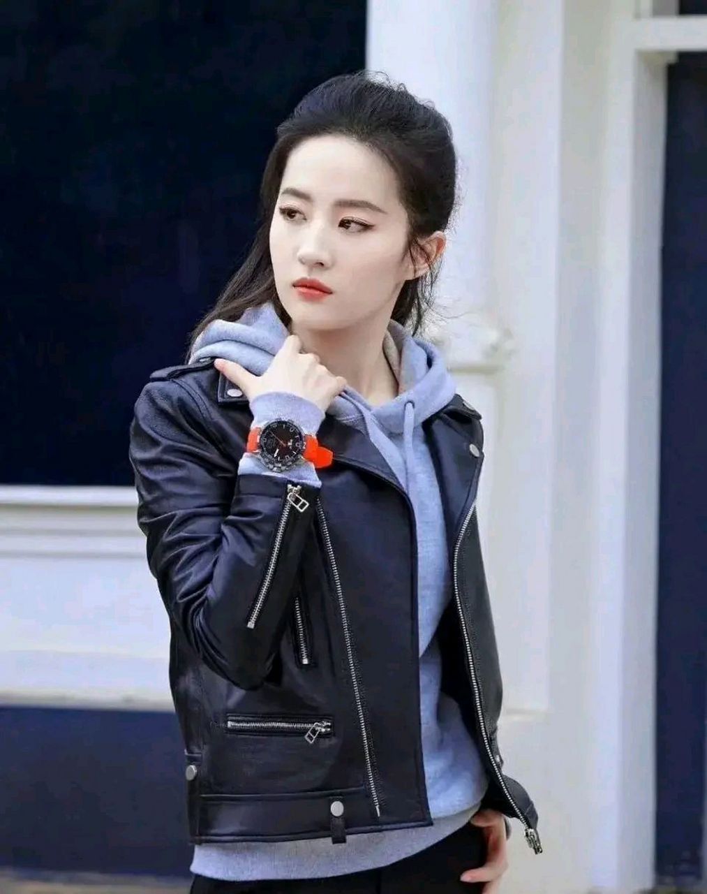 刘亦菲皮衣卫衣造型拍摄天梭手表大片