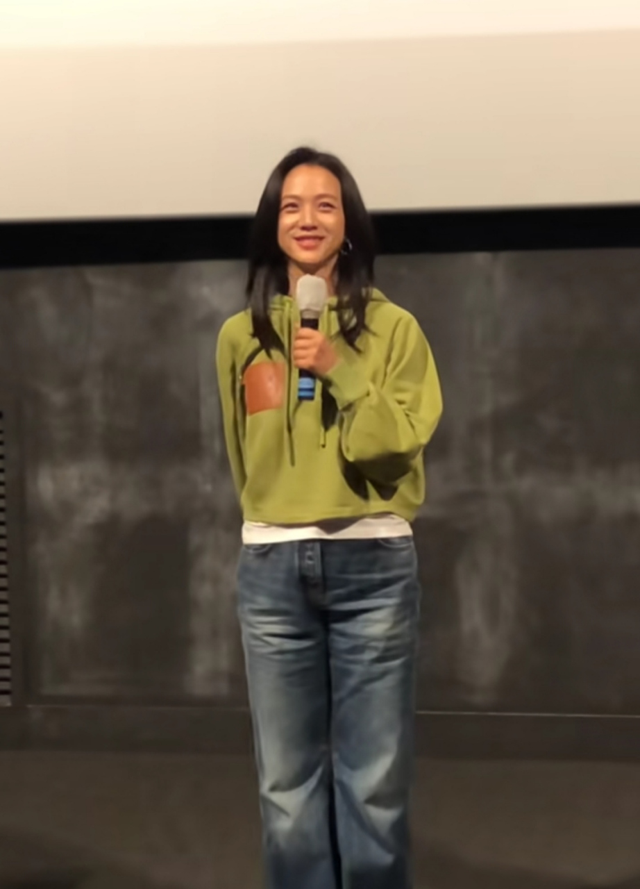 汤唯素颜妆亮相活动,43岁气质状态超好女人味十足,有喜欢她的吗