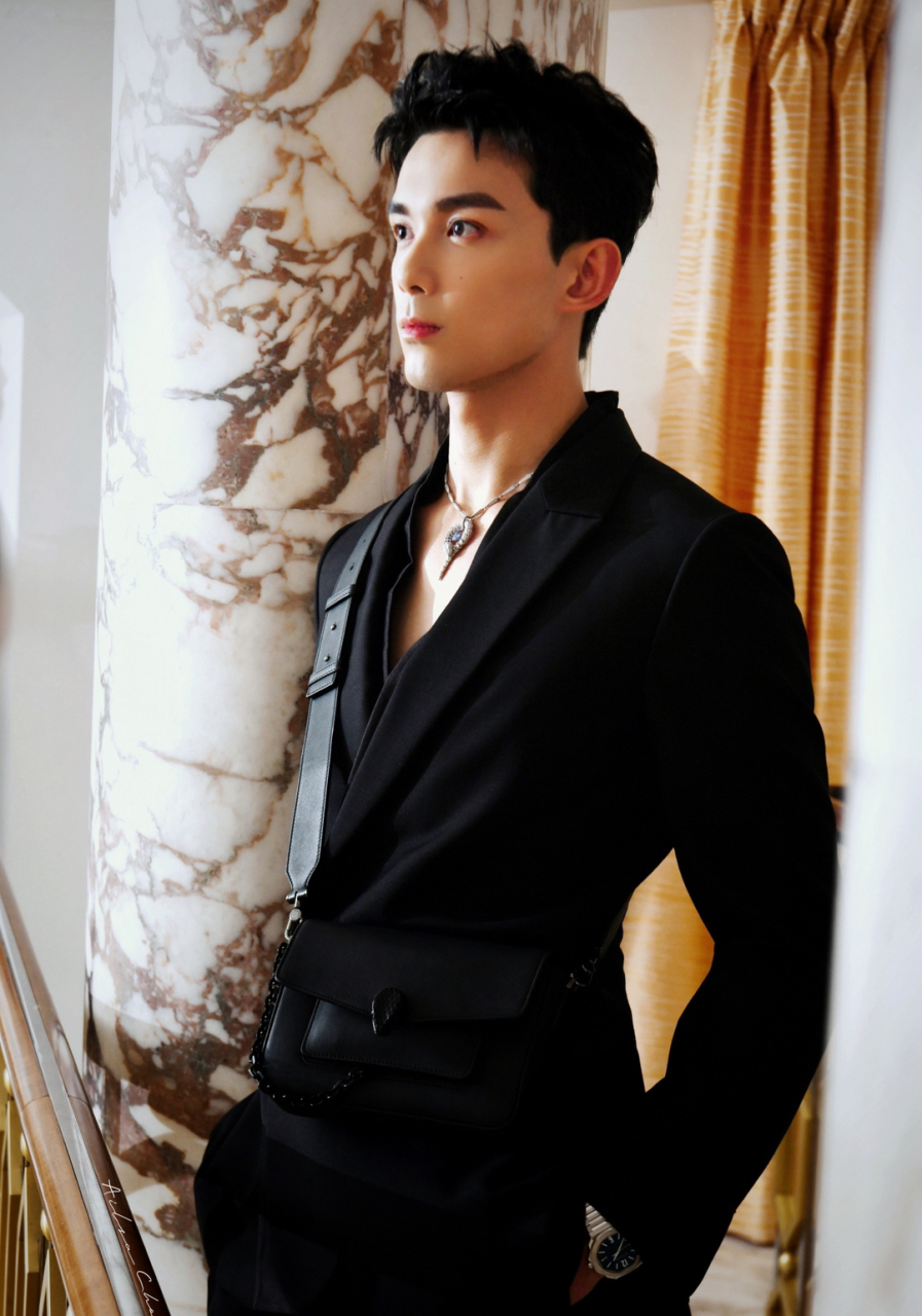 张柏芝# #吴磊# 今日巴黎bvlgari同框营业路透[偷笑][偷笑]弟弟深v