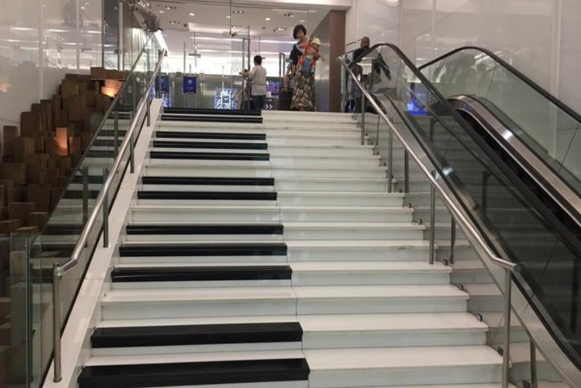成都地铁站现钢琴阶梯,能够发出不同音调,处于磨子桥站