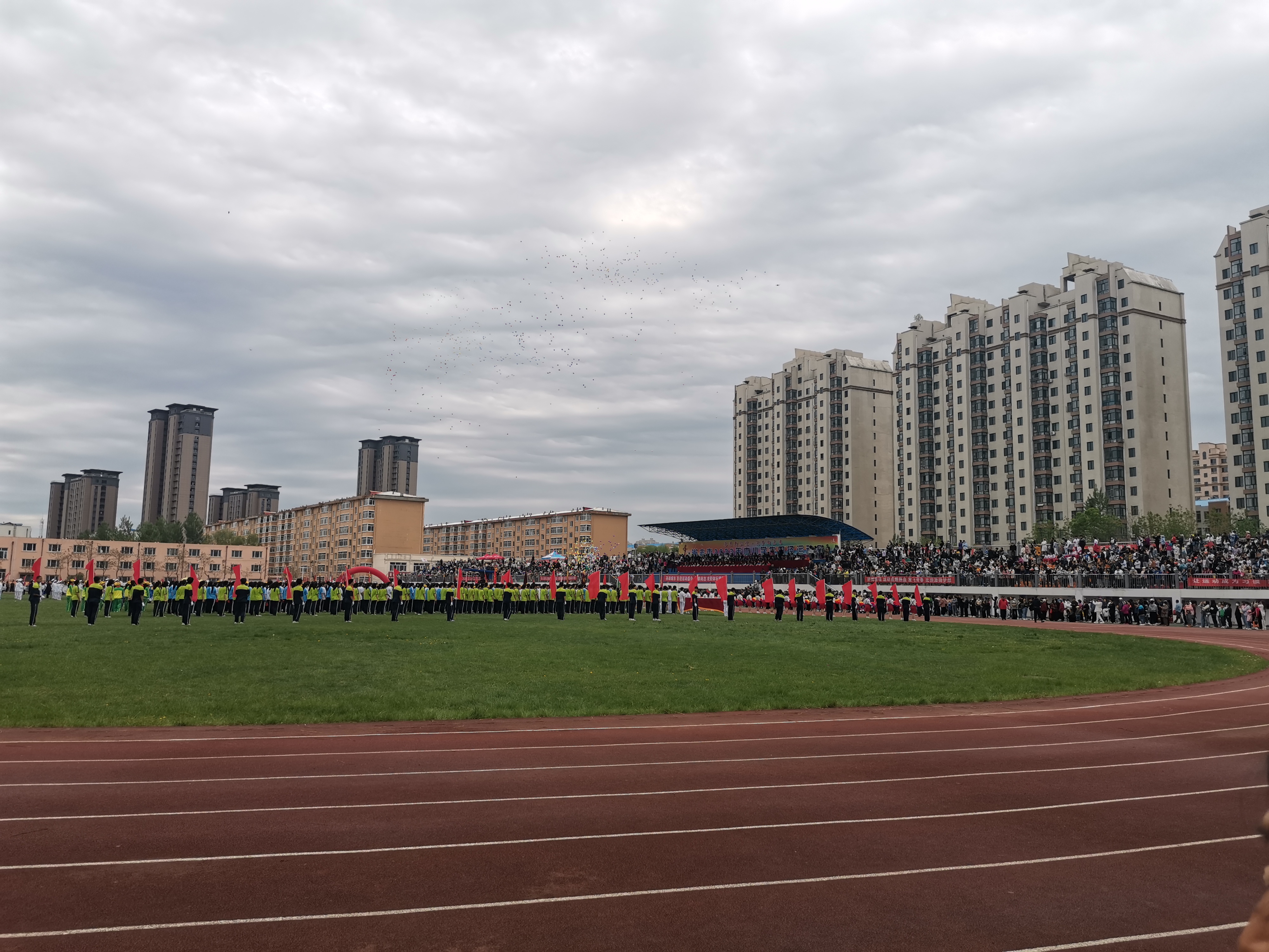 " 我的一个班上有一个同学,什么课都不学,是彻