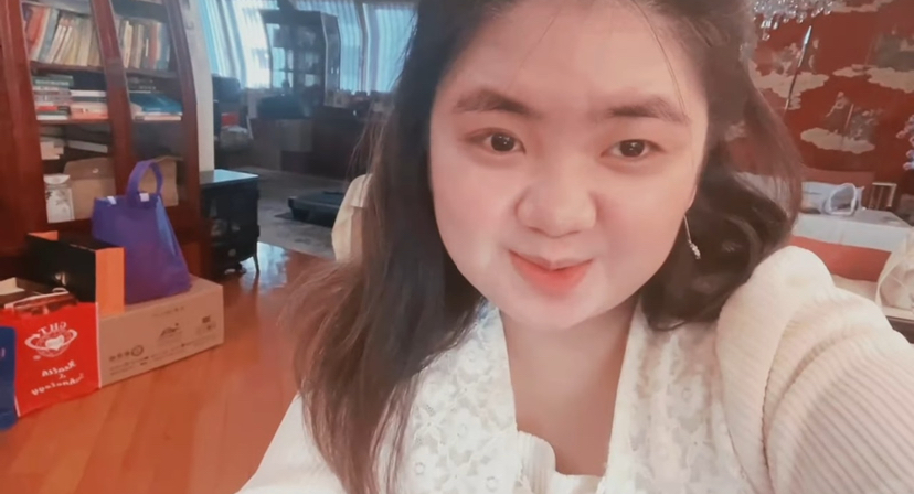 胡慧中女儿何嘉珍近状曝光,穿白裙漫步沙滩,露阳光灿笑超自信