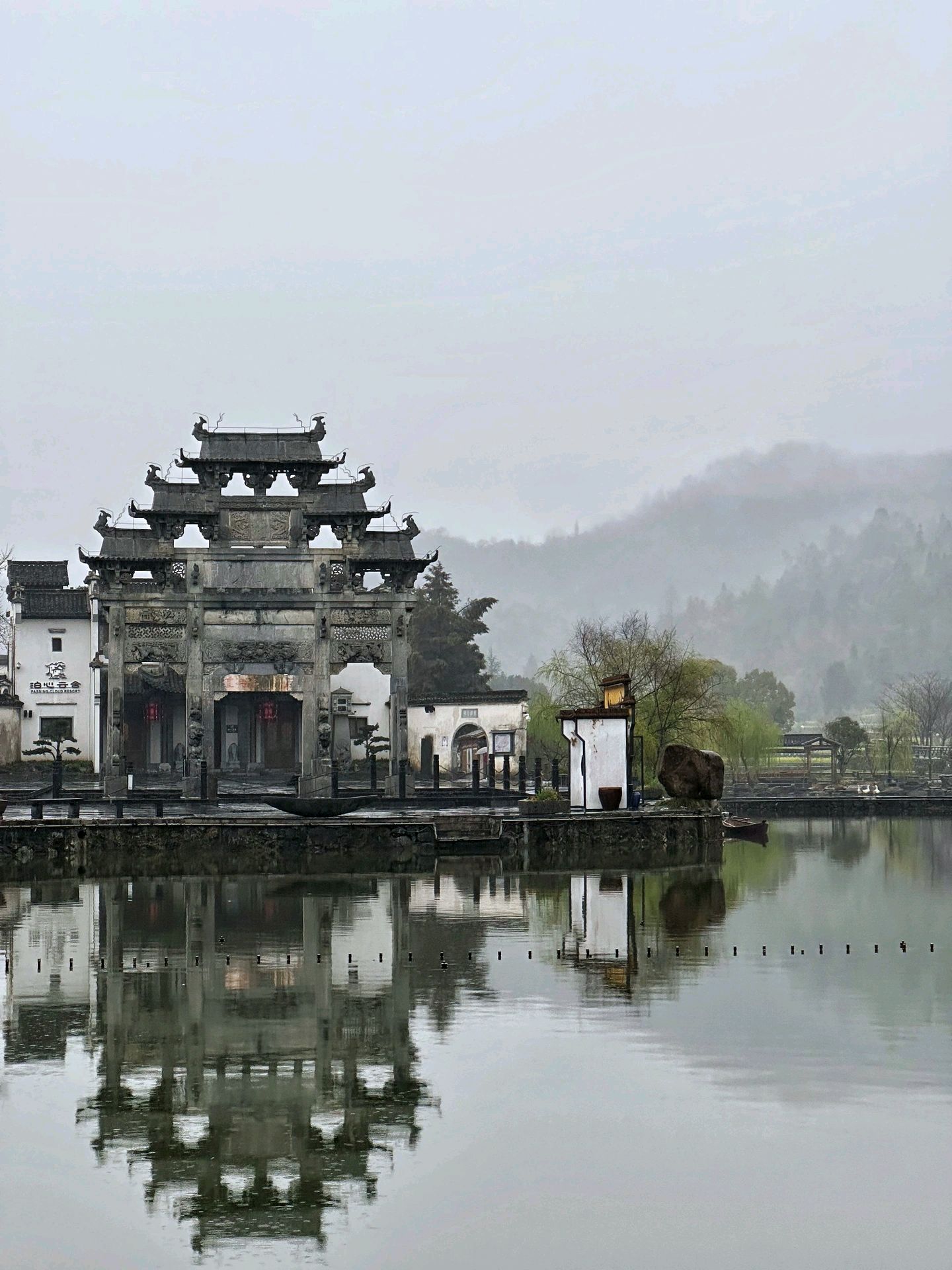 西递古村位于安徽省黄山市黟县,是一个具有悠久历史和丰富文化的古老