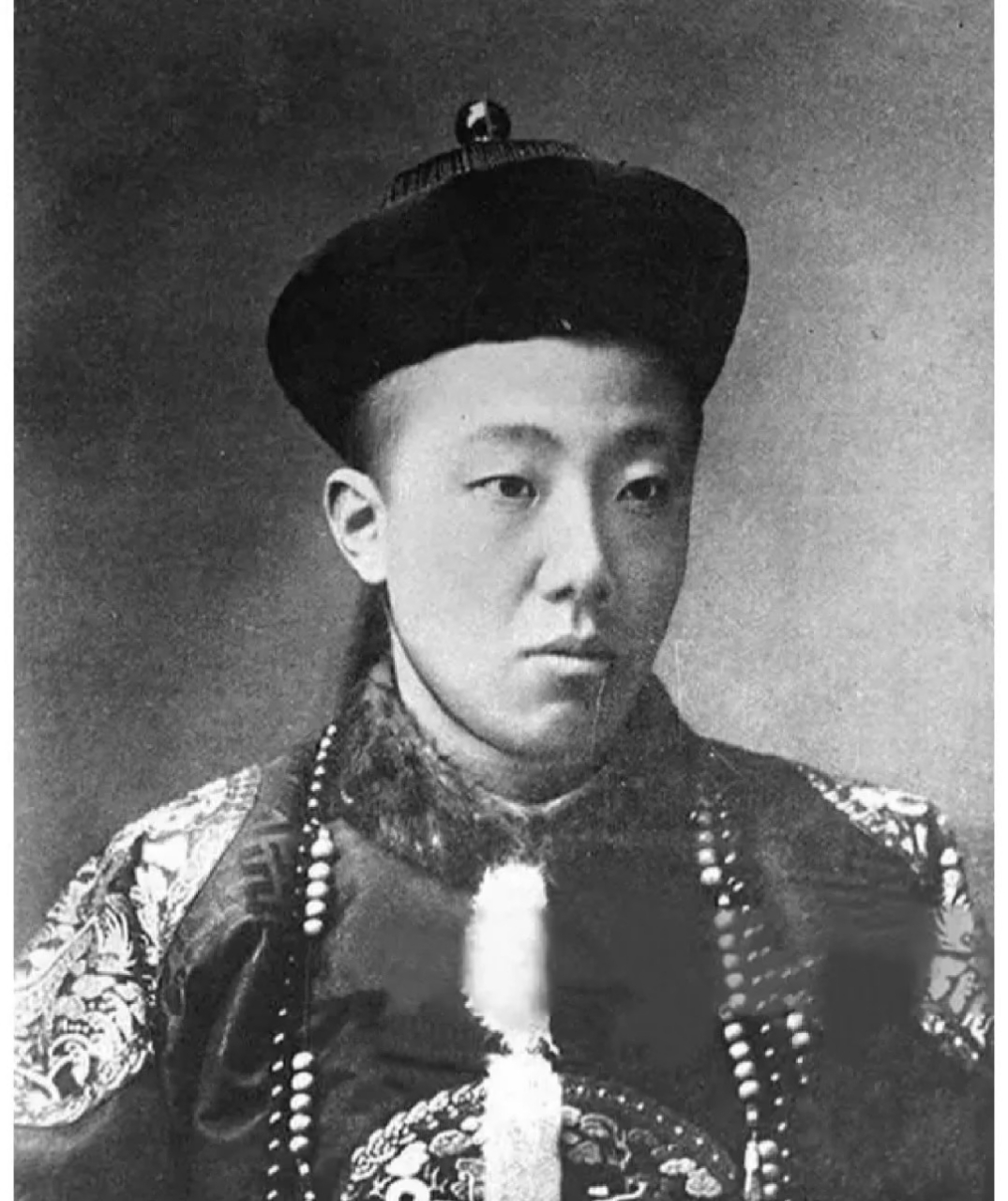 第二张照片是慈禧带着光绪西逃时的场景,第三张是他的画像.