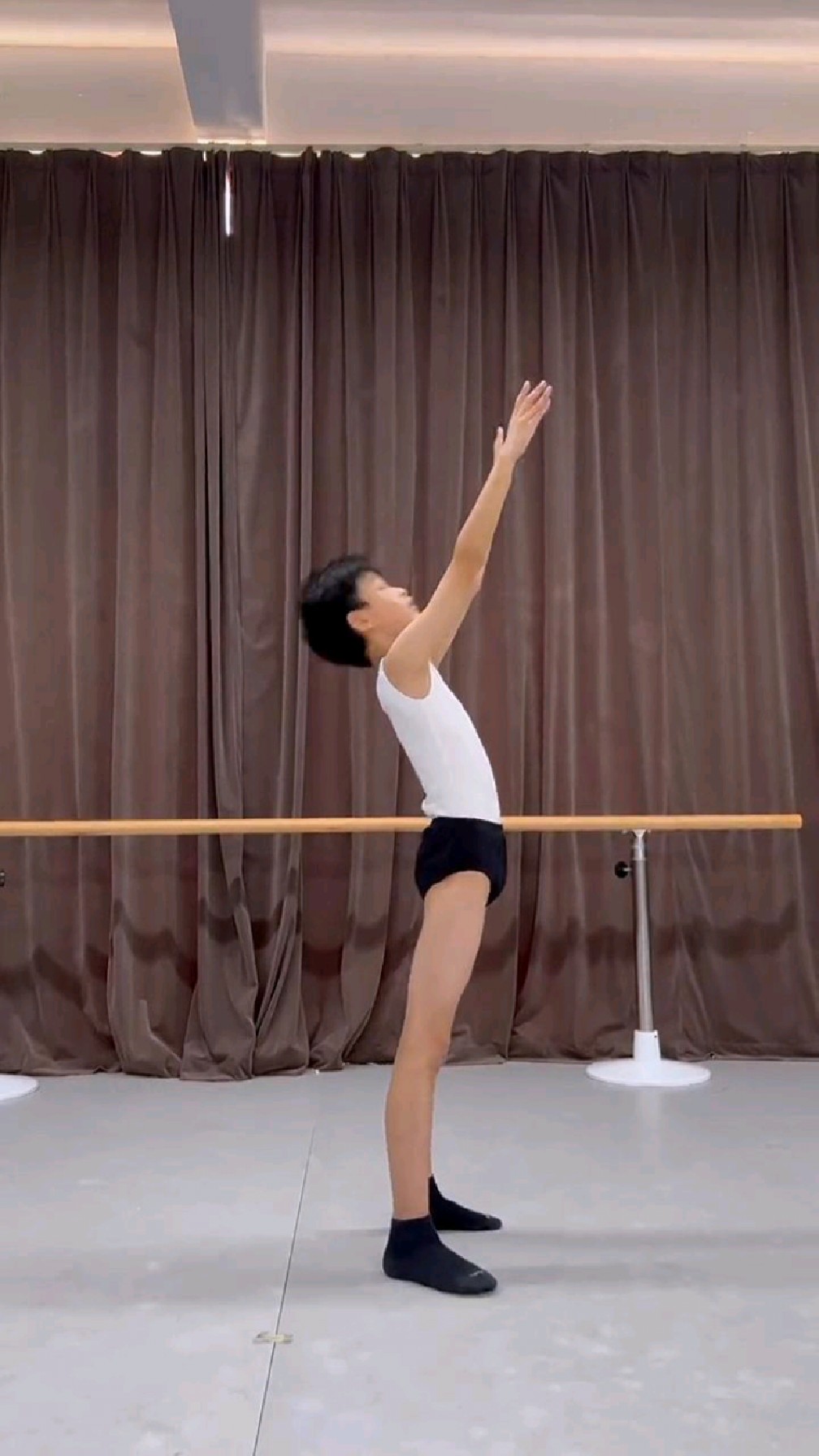 舞蹈男生下腰抓腿