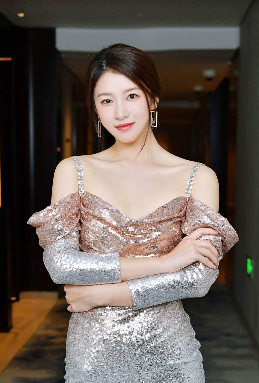 身穿亮片吊带裙的杜雨宸,妩媚性感的身姿,靓丽圆嫩的容颜,真是太美了.