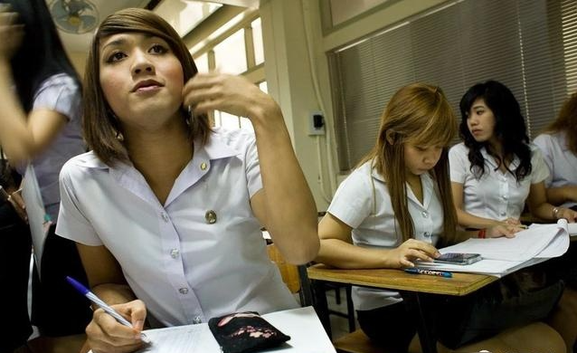 泰国曼谷的大学生可以根据性别认同自由选择男女校服