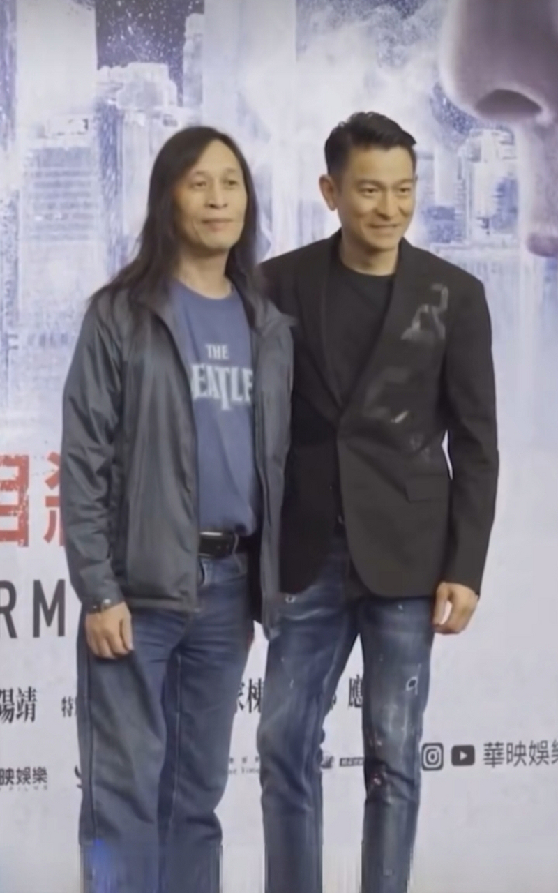 导演邱礼涛,值得华哥和我们尊敬,华哥以礼代导演,可见刘德华的人品,红