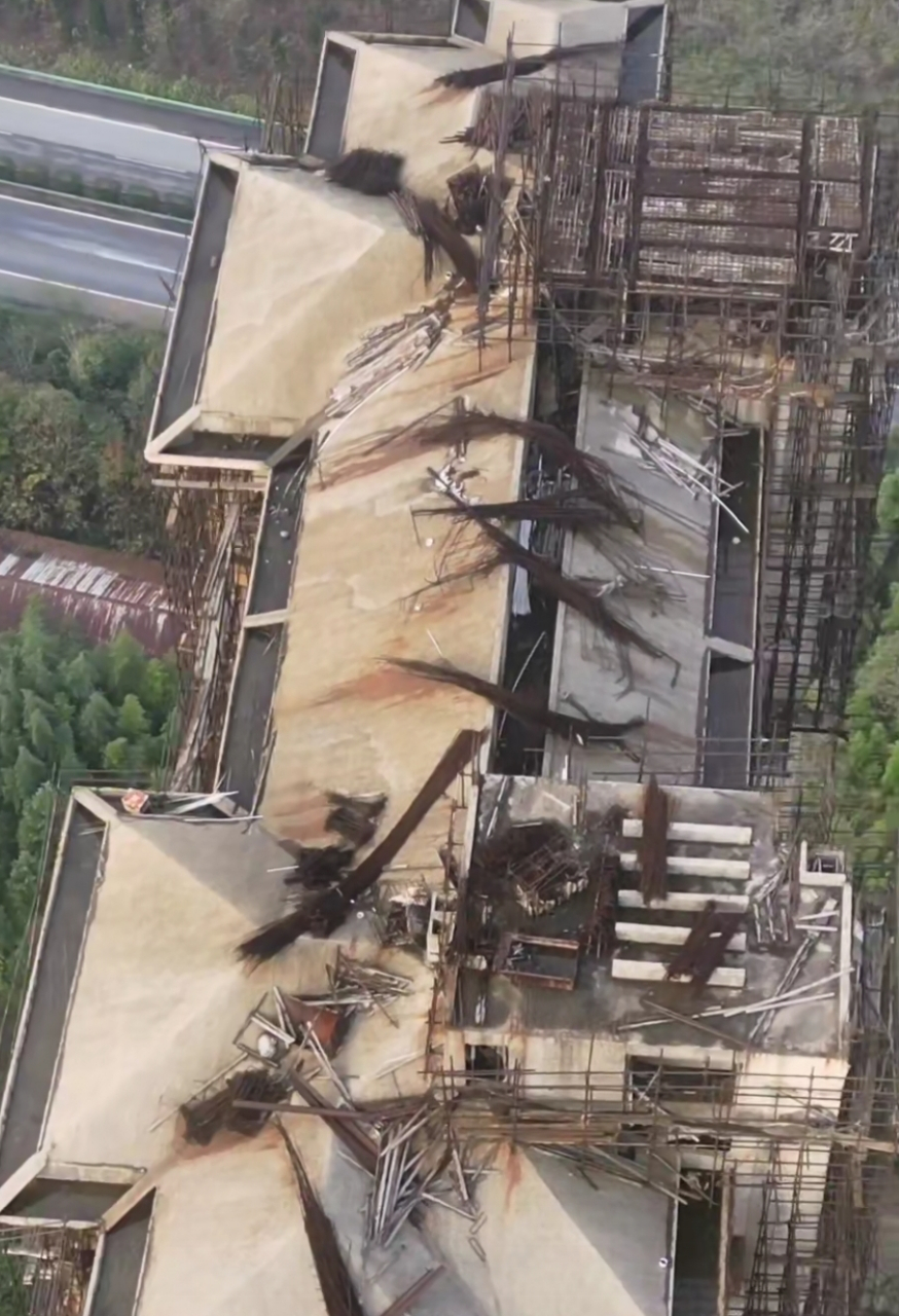 芜湖市湾址镇的阳光半岛,33层都盖好了,就这么烂尾太可惜了!  每次走