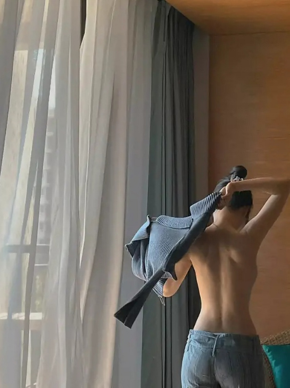 李菲儿这身材真好,不仅有柯基臀,这个背型也美出新高度,难怪当年