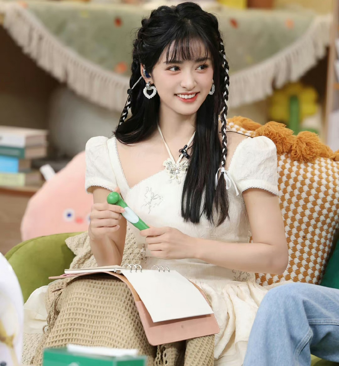 沈月丝带编发,沈月的新海报展现了她的美丽与纯真!