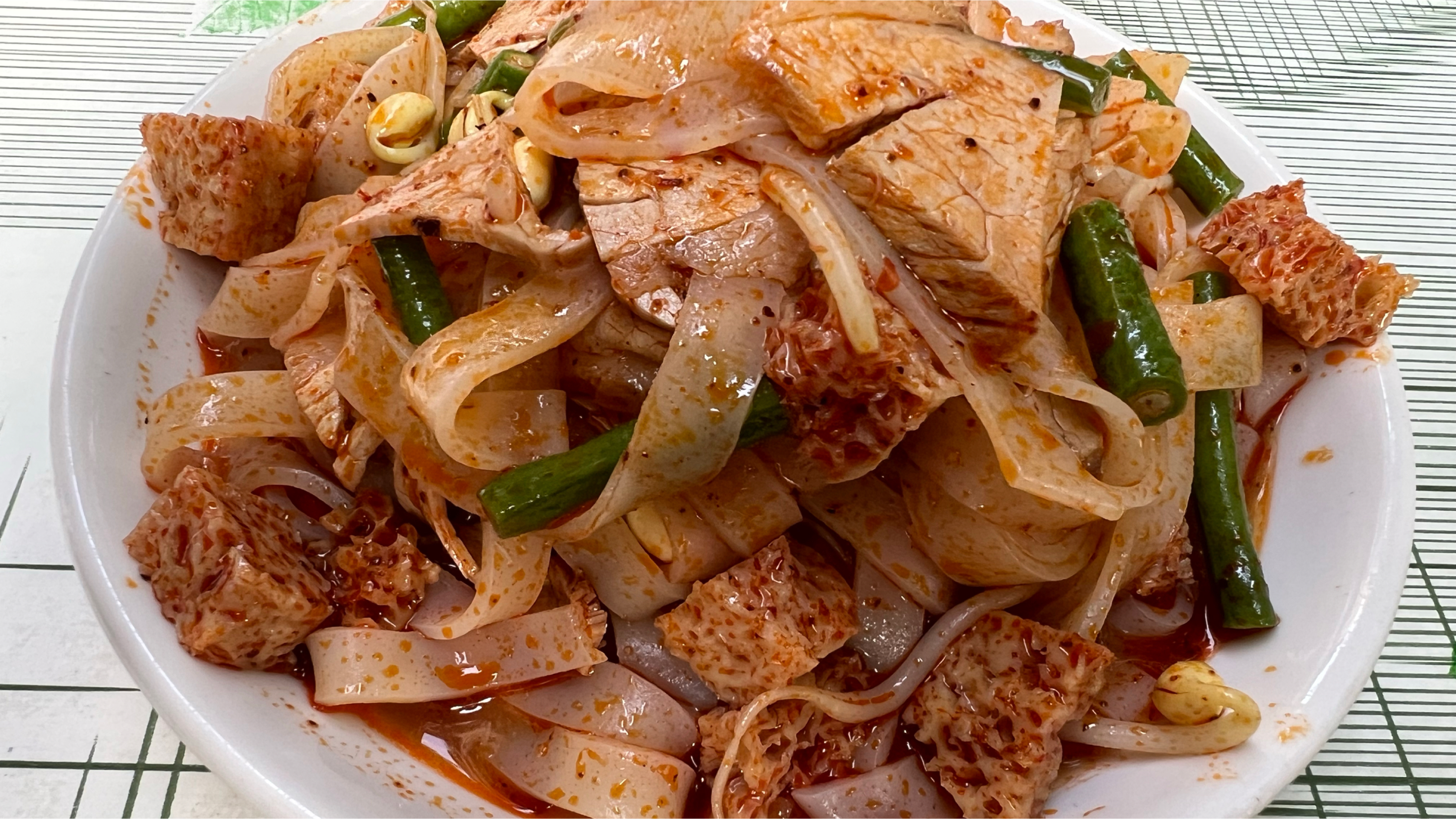 宝鸡路边摊,烧肉面皮和臊子豆腐脑,只要13元,配梅菜牛肉饼过瘾