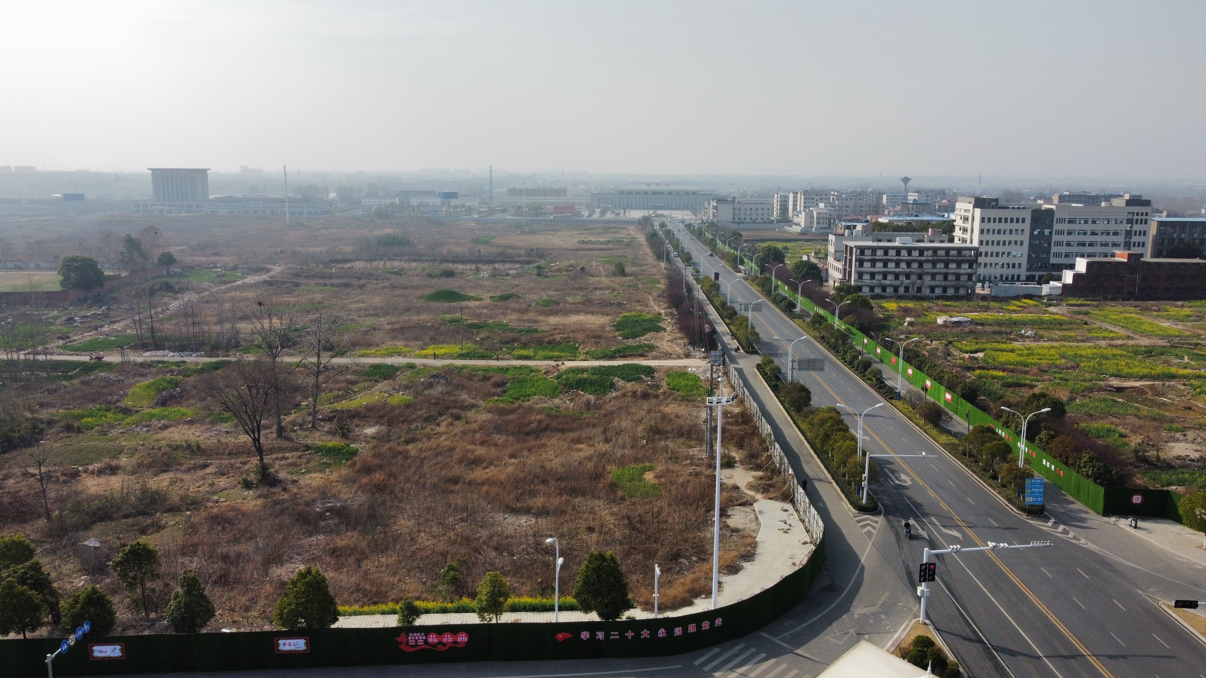 湖北省棗陽市火車站,被圍著的荒蕪的雜草地.荒野叢生,茅草滿地