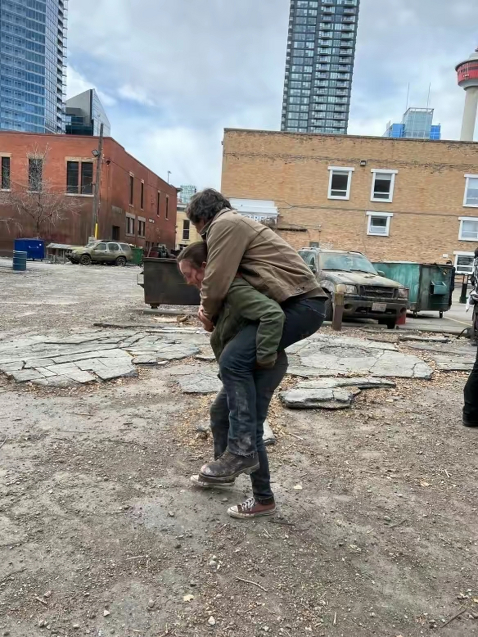 《最后生还者》艾莉演员晒照片:开心地背着乔尔爸爸  虽然hbo真人剧