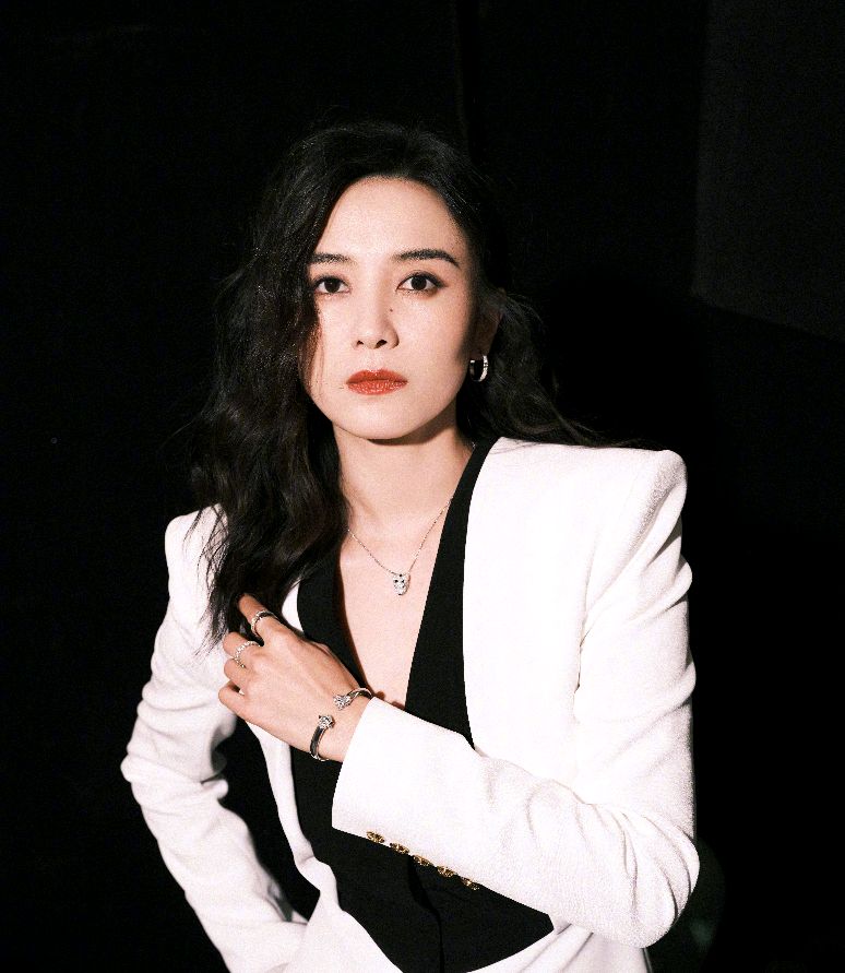 身材高挑的宋佳